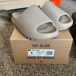 Yeezy Slides Size 5. Worn 1 time!